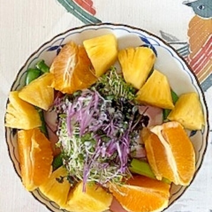 レタス 、パイン、オレンジのサラダ